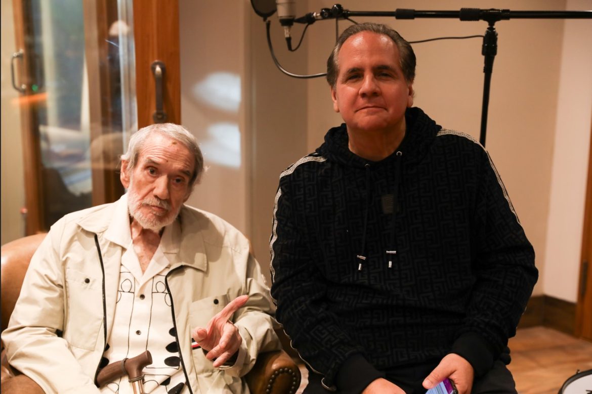 Le pianiste Ricardo Bacelar et le percussionniste Airto Moreira en studio pour le single Mestre Novo da Guiné.